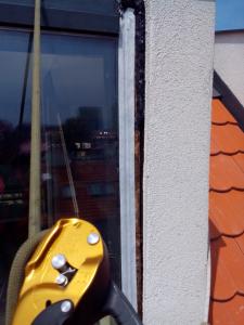 400, -Kč  15 €  1 hod. Oprava zatékajících oken v novostavbě Bratislava výškové práce www.hajman.eu 6